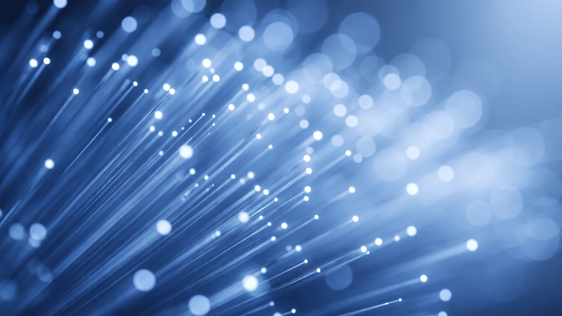 Rodzina surfująca po szybkim internecie światłowodowym ComNet